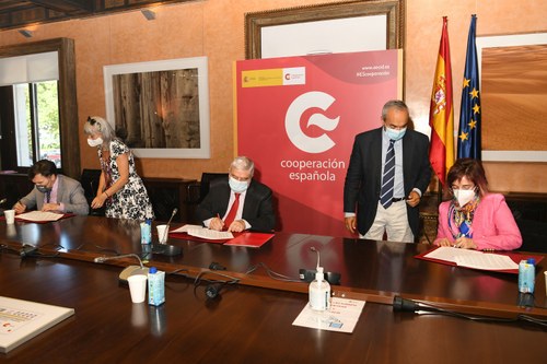 Momento de la firma del acuerdo en la sede madrileña de la AECID