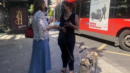 Natalia Chueca y Silvia Borrego charlan junto a uno de los autobuses dotados del sistema Navilens en el acto de presentación