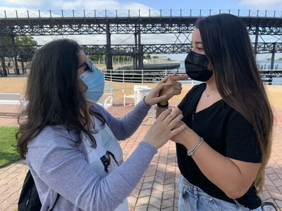 Tamara con su mediadora