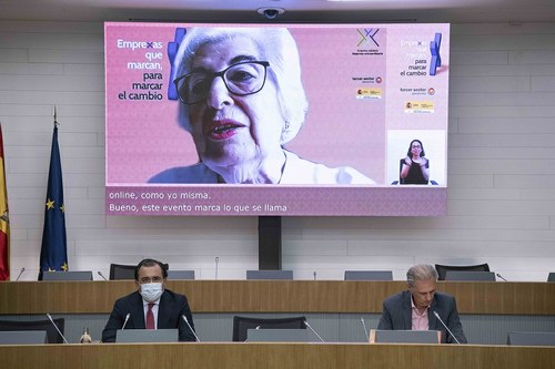 Una de las mesas del encuentro, con Sauquillo en la pantalla