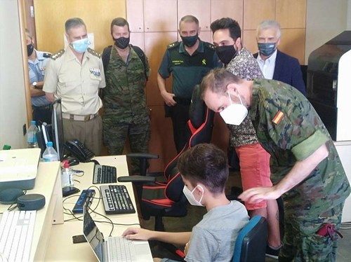 Visita al aula de tiflotecnología saludando al instructor tiflotécnico y a un alumno