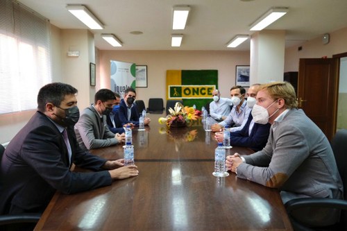 Un momento de la reunión en la Territorial de Badajoz, con el delegado y el alcalde en primer plano.