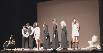 Momento del saludo de Homero desde el escenario