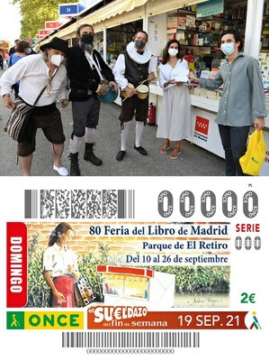 Actores de la Luciérnaga en una de las casetas, arriba. Abajo, cupón dedicado