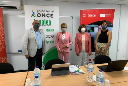 Foto de familia de los participantes en la visita de la consejera canaria