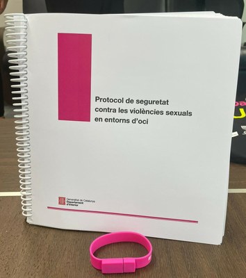 Ejemplar en braille del Protocolo de seguridad contra las violencias sexuales en entornos de ocio