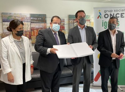 Momento de la entrega del Protocolo al Delegado Territorial