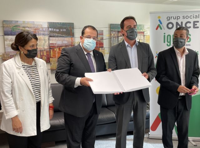 Momento de la entrega del Protocolo al Delegado Territorial