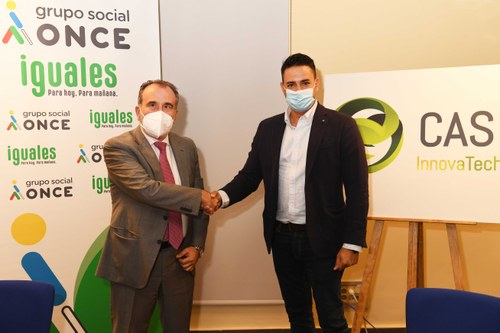 Luis Natalio Royo y Luis Fernández  estrechan su mano tras la firma del convenio