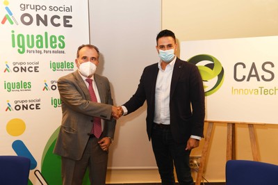 Luis Natalio Royo y Luis Fernández  estrechan su mano tras la firma del convenio