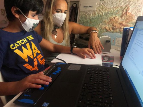 Un alumno junto a su maestra durante el curso 2020-2021