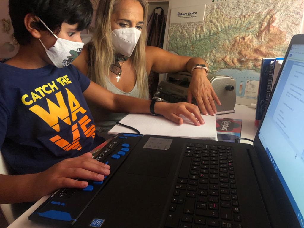 Un alumno junto a su maestra durante el curso 2020-2021