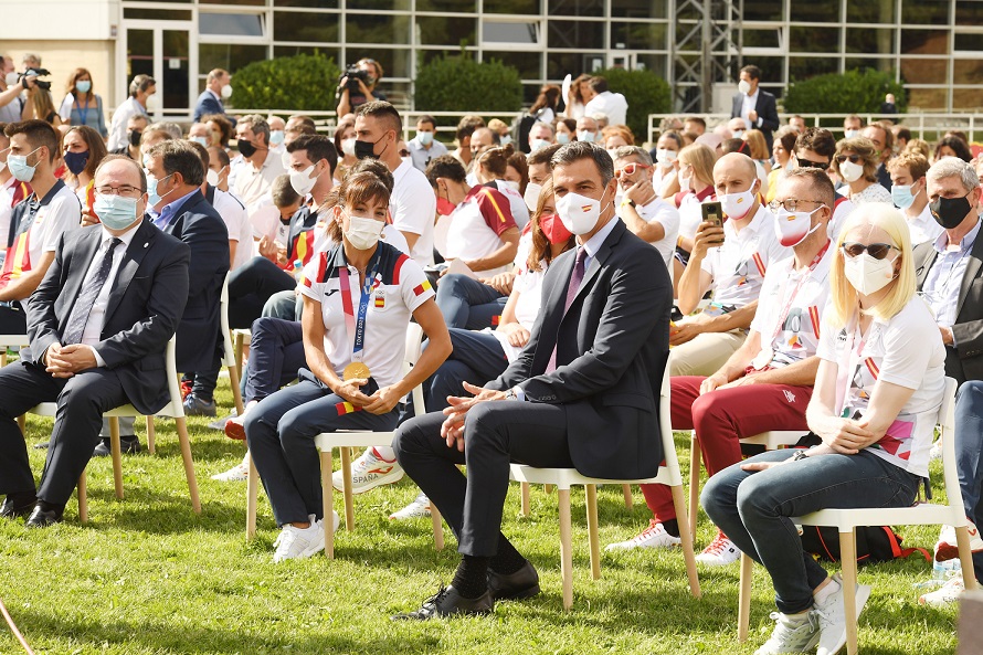 El presidente del Gobierno sentado junto a nuestros deportistas. Al lado, nuestra triatleta, Susana Rodríguez