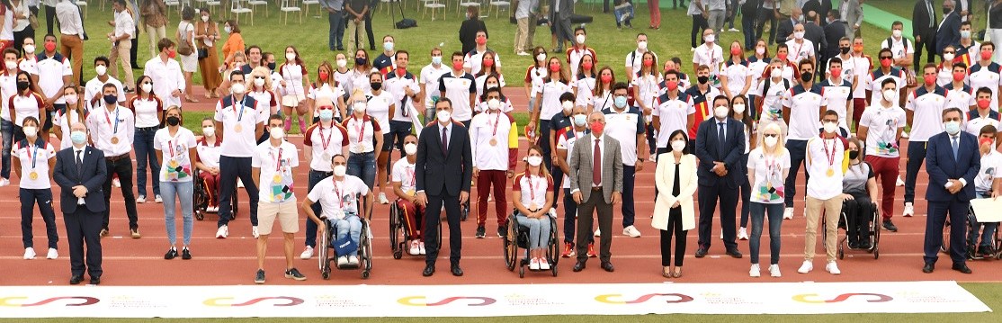 Foto de familia de todos los deportistas, con Sánchez en el medio, los presidentes del CPE y del COE y del ministro Iceta