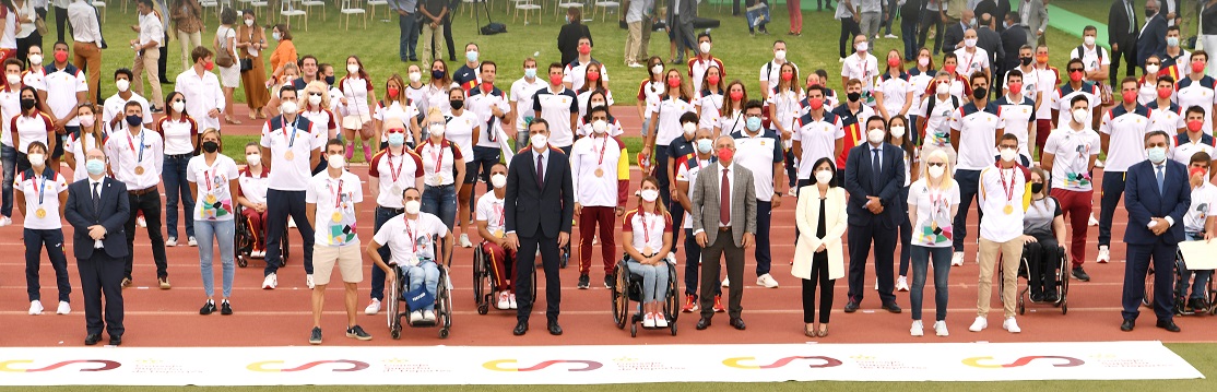 Foto de familia de todos los deportistas, con Sánchez en el medio, los presidentes del CPE y del COE y del ministro Iceta