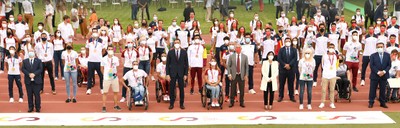 Foto de familia de todos los deportistas, con Sánchez en el medio, los presidentes del CPE y del COE y del ministro Iceta