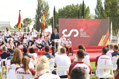 Los deportistas escuchan atentamente las palabras de Sánchez