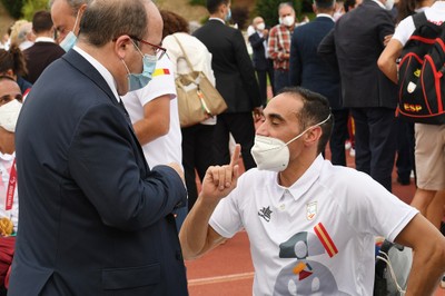 El ministro Iceta habla con el nadador paralímpico Miguel Luque