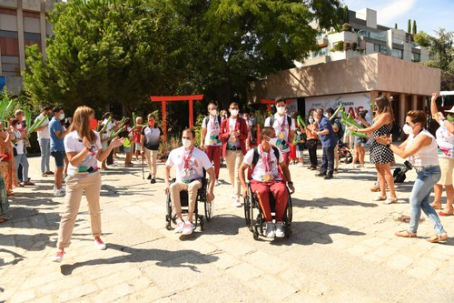 Los deportistas son aplaudidos por los asistentes nada más entrar en La Casa Paralímpica