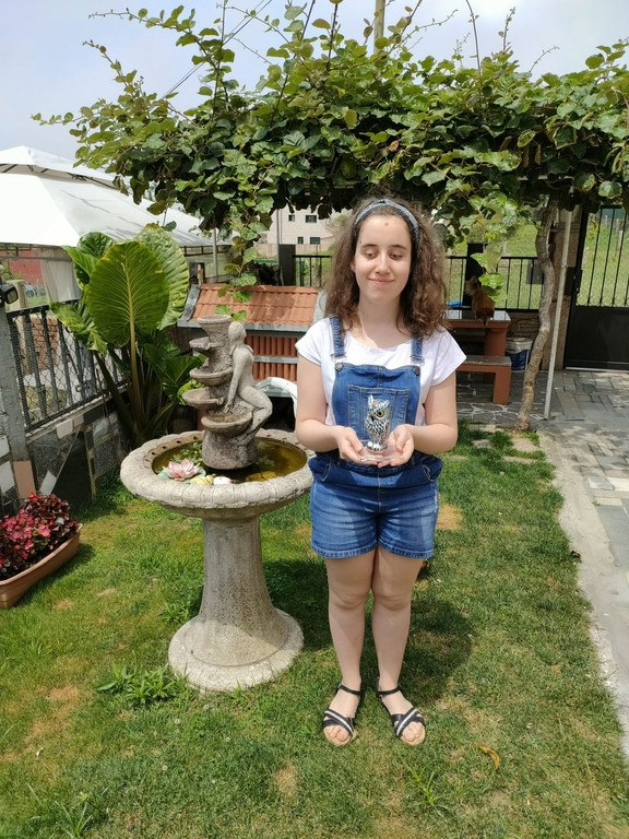 Lucía Álvarez posa con el premio de oratoria, en el patio de su casa