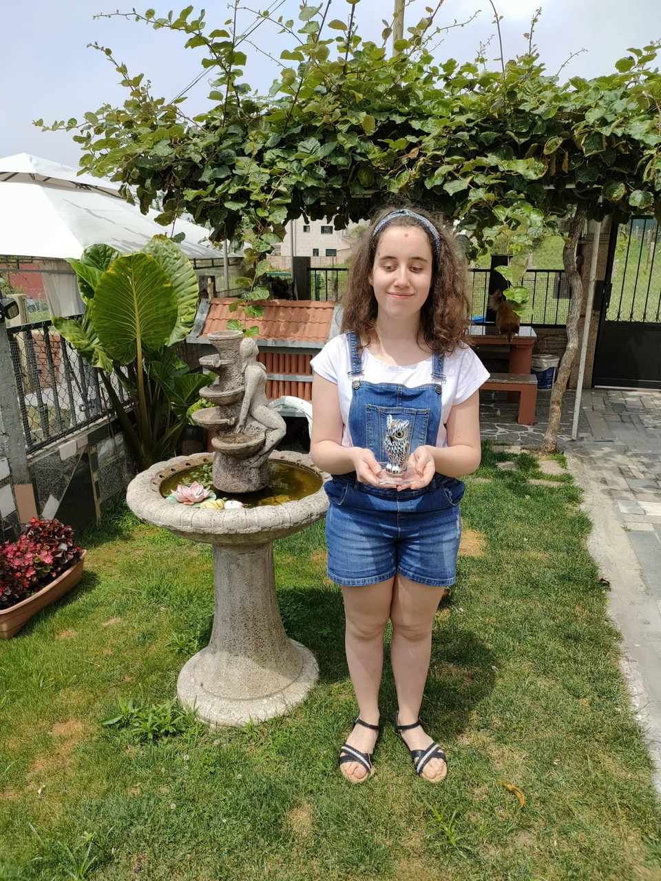 Lucía Álvarez posa con el premio de oratoria, en el patio de su casa
