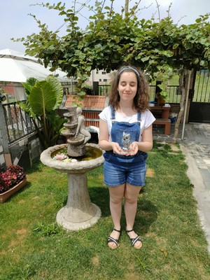 Lucía Álvarez posa con el premio de oratoria, en el patio de su casa