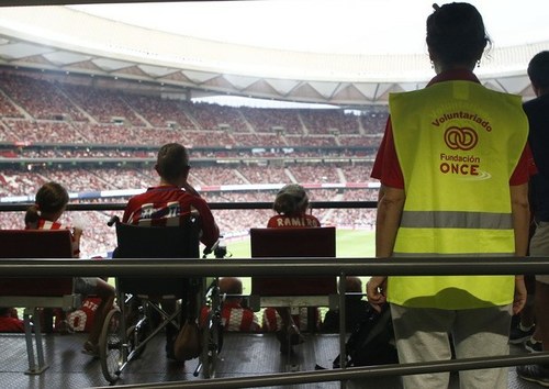 Una voluntaria de Fundación ONCE en el Wanda Metropolitano