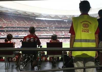 Una voluntaria de Fundación ONCE en el Wanda Metropolitano