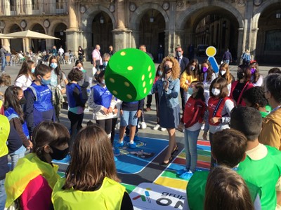 Momento de la actividad de parchís con los más pequeños