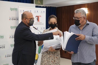 El delegado territorial entrega el libro en braille