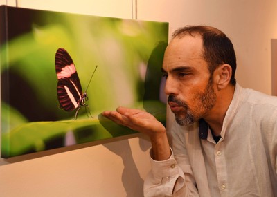 Víctor Meliveo junto a una de sus fotografías