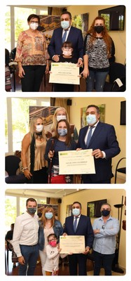Momento de la entrega de diplomas a cada una de las ganadoras
