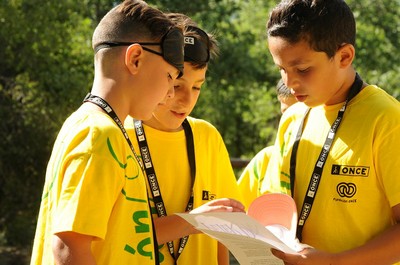 Escolares con la camiseta amarilla de la ilusion de la ONCE participantes en una edición anterior