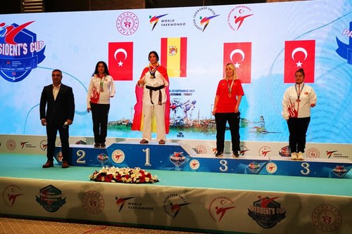 Dalia en el podio con su medalla de oro como campeona de Europa