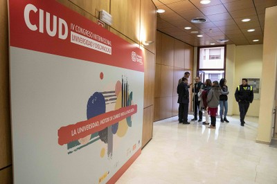 Imagen de la entrada al auditorio del CDC de la ONCE en Madrid, sede del IV Congreso celebrado en 2019