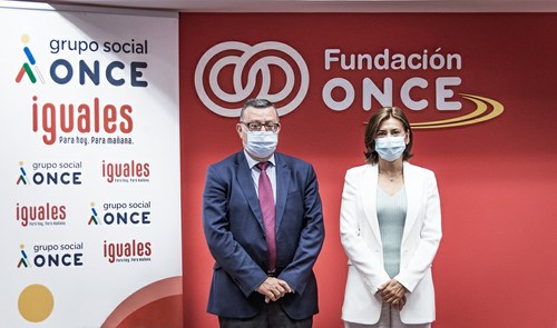 Martínez Donoso junto a Carmen Muñoz en la sede de Fundación ONCE