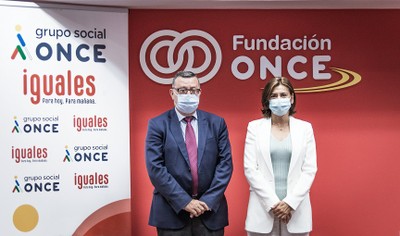 Martínez Donoso junto a Carmen Muñoz en la sede de Fundación ONCE