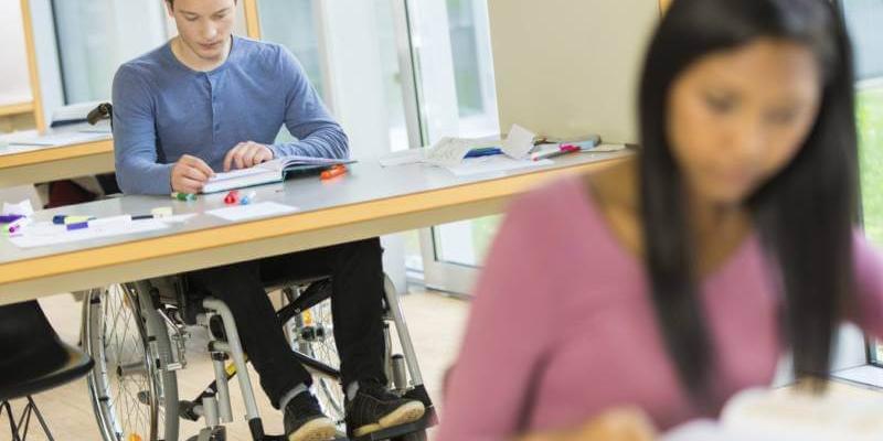 Joven Universitario con discapacidad