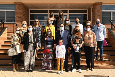 Foto de familia de las familias y autoridades