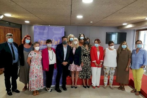 Foto de familia de los responsables municipales, de la ONCE y otras entidades colaboradoras