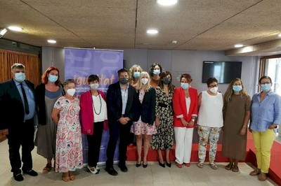 Foto de familia de los responsables municipales, de la ONCE y otras entidades colaboradoras