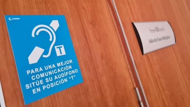 Señalética de bucle magnético en el parlamento andaluz