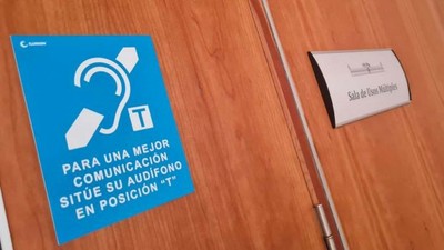 Señalética de bucle magnético en el parlamento andaluz
