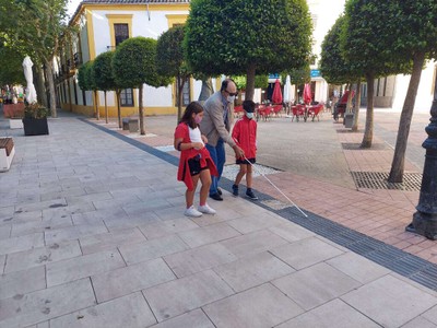 Dos escolares realizando el paseo a ciegas