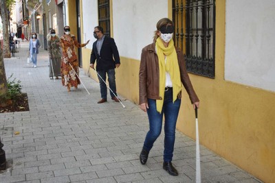 Grupo de adultos realizando un paseo a ciegas por Ciudad Real, entre ellas las ediles locales