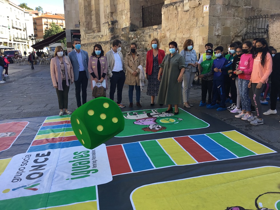 Niños y niñas participan en al actividad del Parchís de la Inclusión
