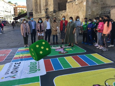 Niños y niñas participan en al actividad del Parchís de la Inclusión