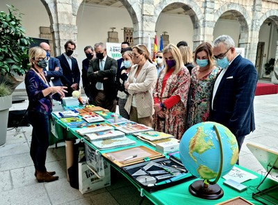 Los miembros del Parlamento cántabro conocen los materiales adaptados de la ONCE