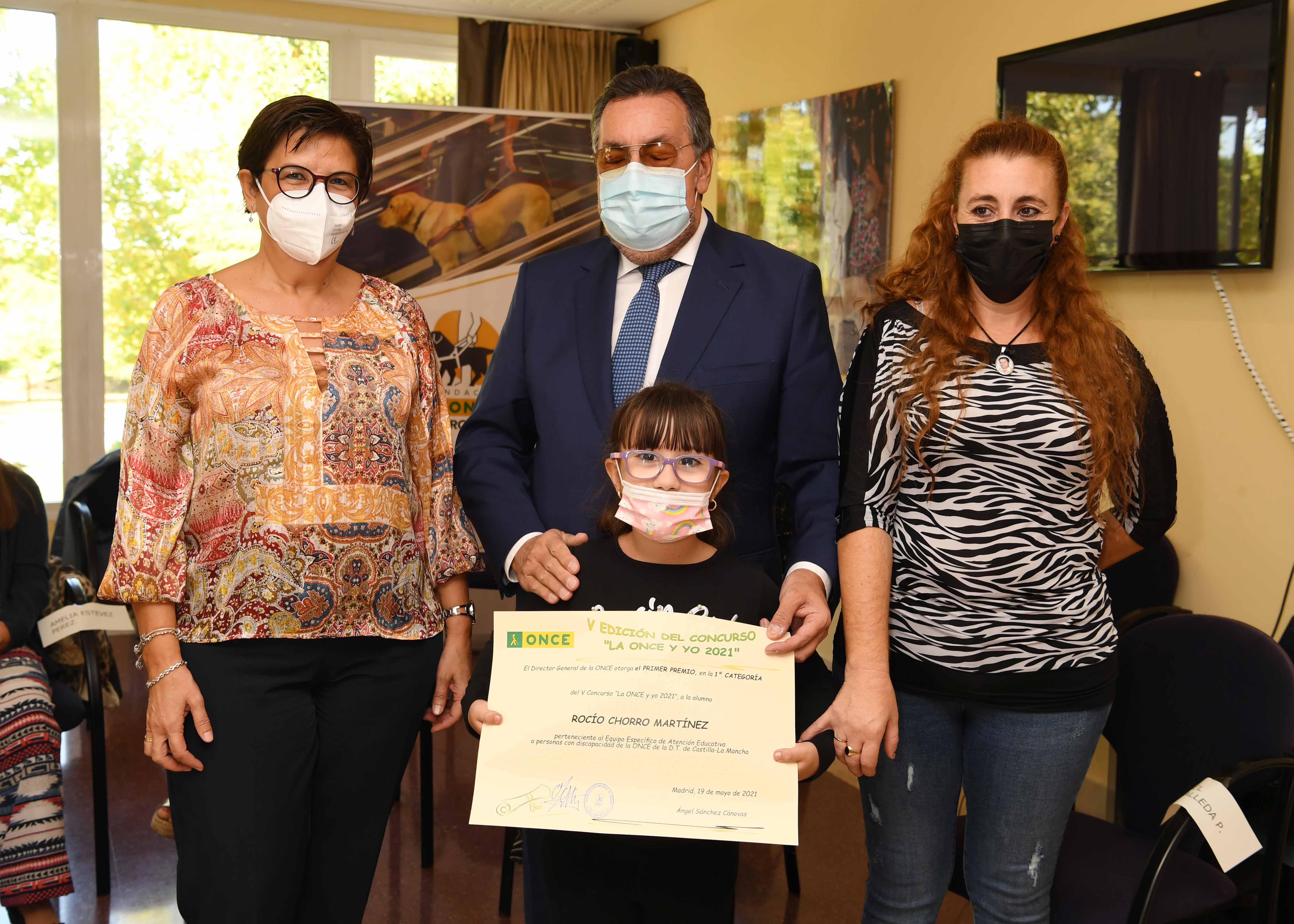 Rocío Chorro recibe el diploma de manos de Carballeda