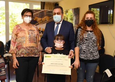 Rocío Chorro recibe el diploma de manos de Carballeda